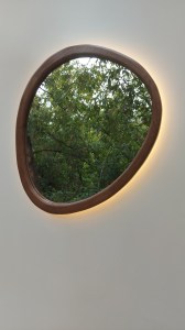 Асимметричное деревянное зеркало неправильной формы с подсветкой Италия